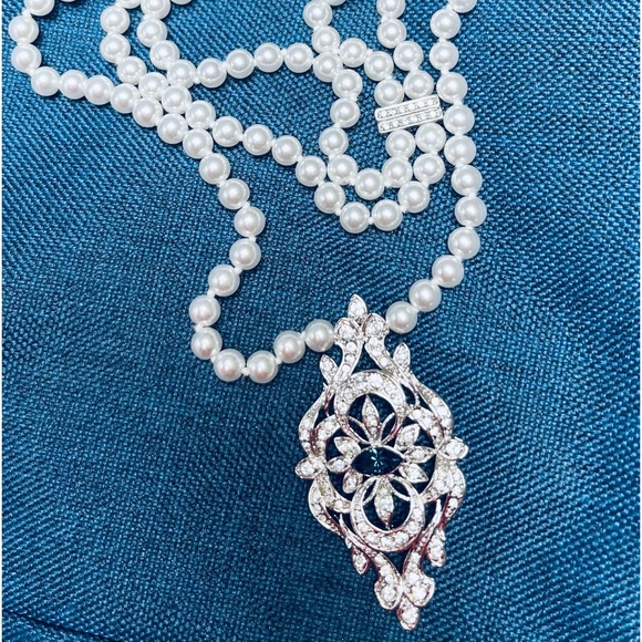 Elegant 3 layer faux off white pearls with crystal marquis sapphire pendant - Picture 4 of 16